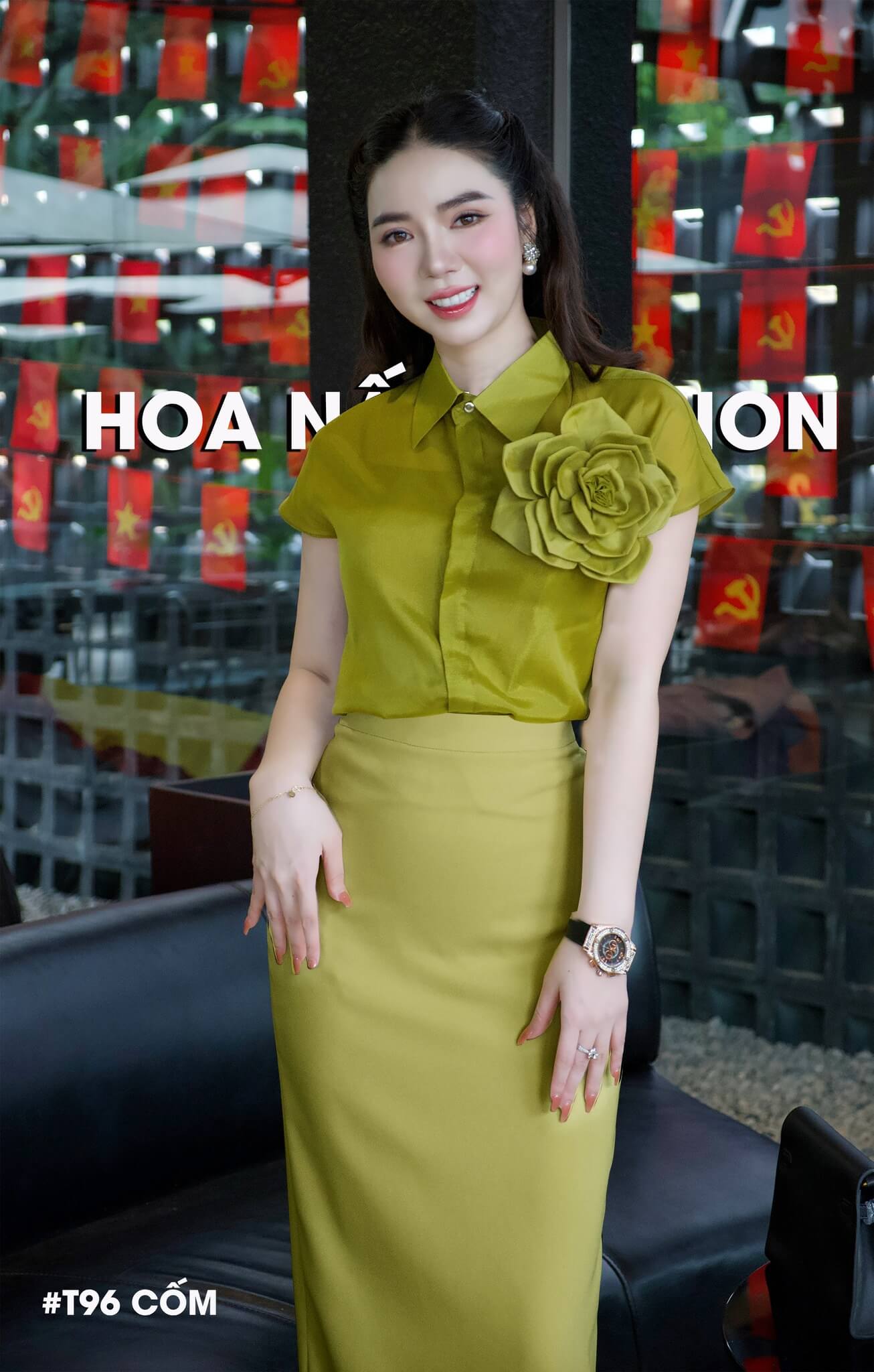 Sét áo tơ họa tiết kết Hoa tinh tế bên ngực kết hợp chân váy công sở #T96